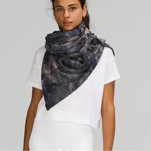 Lululemon tie dye snap “infinity Vinyasa” scarf/wrap